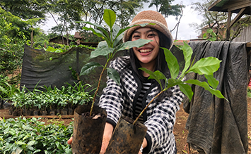 J.won 볼라오 농장법인 파트너 원의 조카는 커피나무 묘목을 들고 있는 모습.